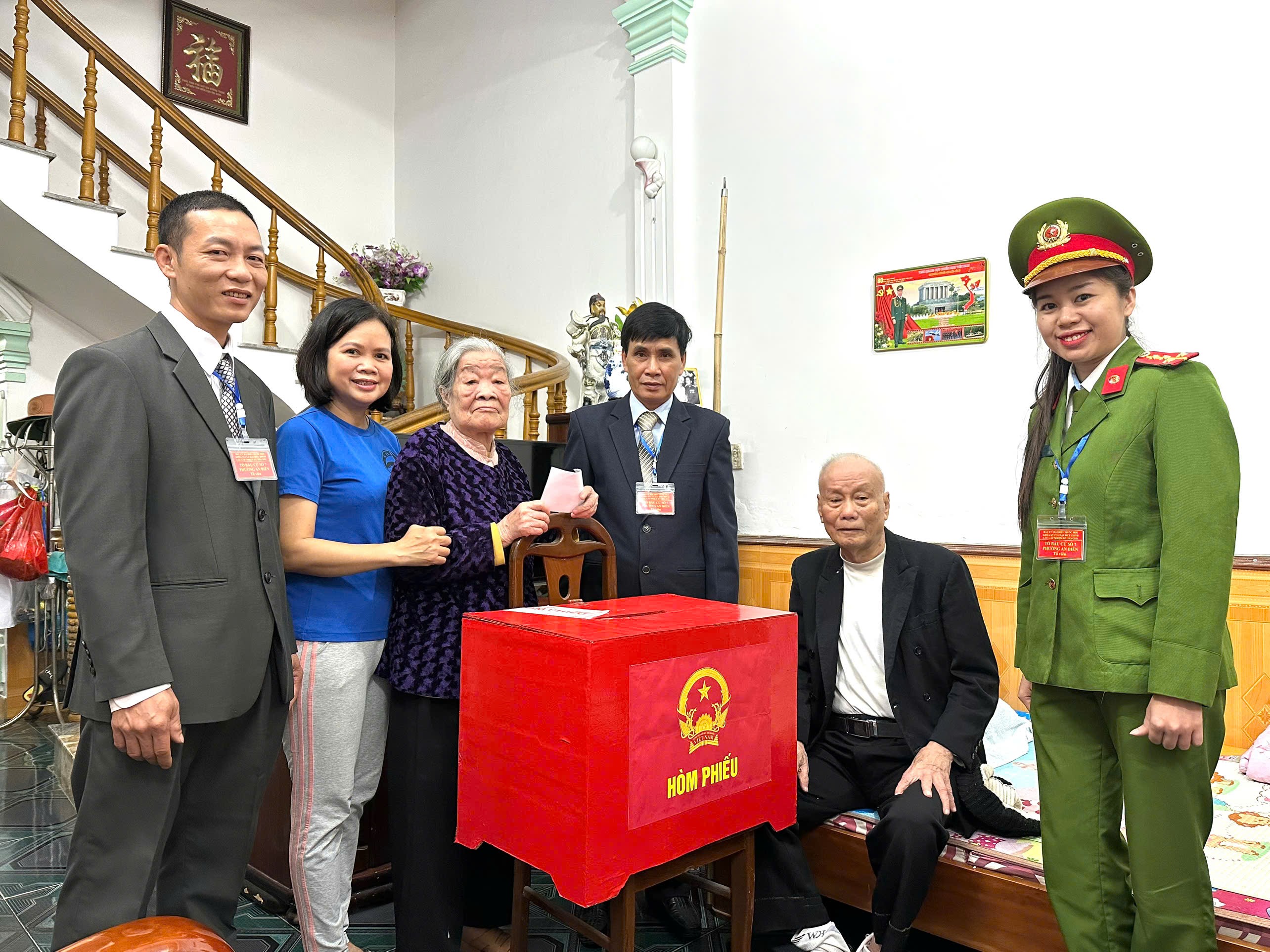 Nữ CBCS Công an phường An Biên đồng hành cùng cử tri trong ngày hội toàn dân